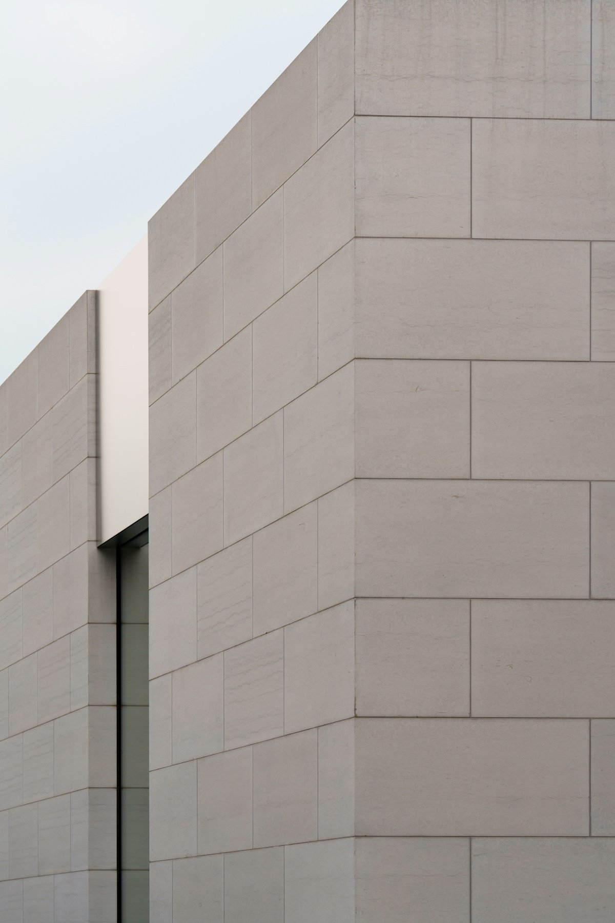 Licht und Schatten an einer steinernen Fassade – freie Designstudie Kanzlei
