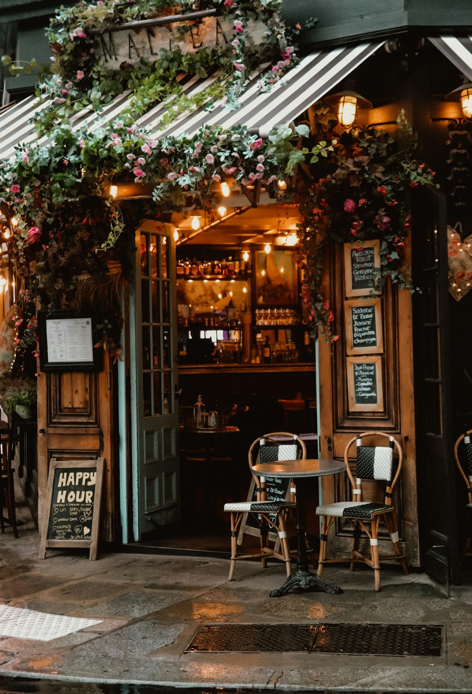 Warmer Café-Eingang – freie Designstudie Gastronomie