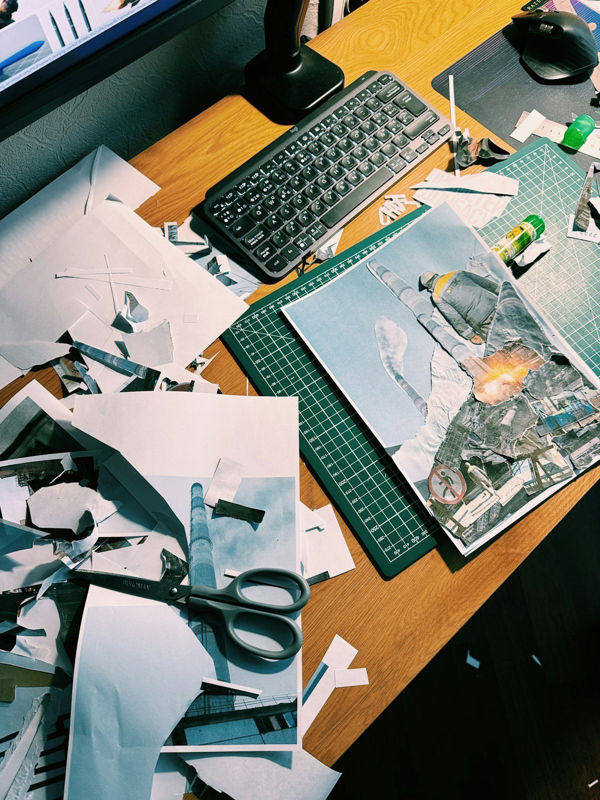 Papier, Ausdrucke, Notizen und Arbeitsmaterialien als Symbolbild für einen kreativen Designprozess
